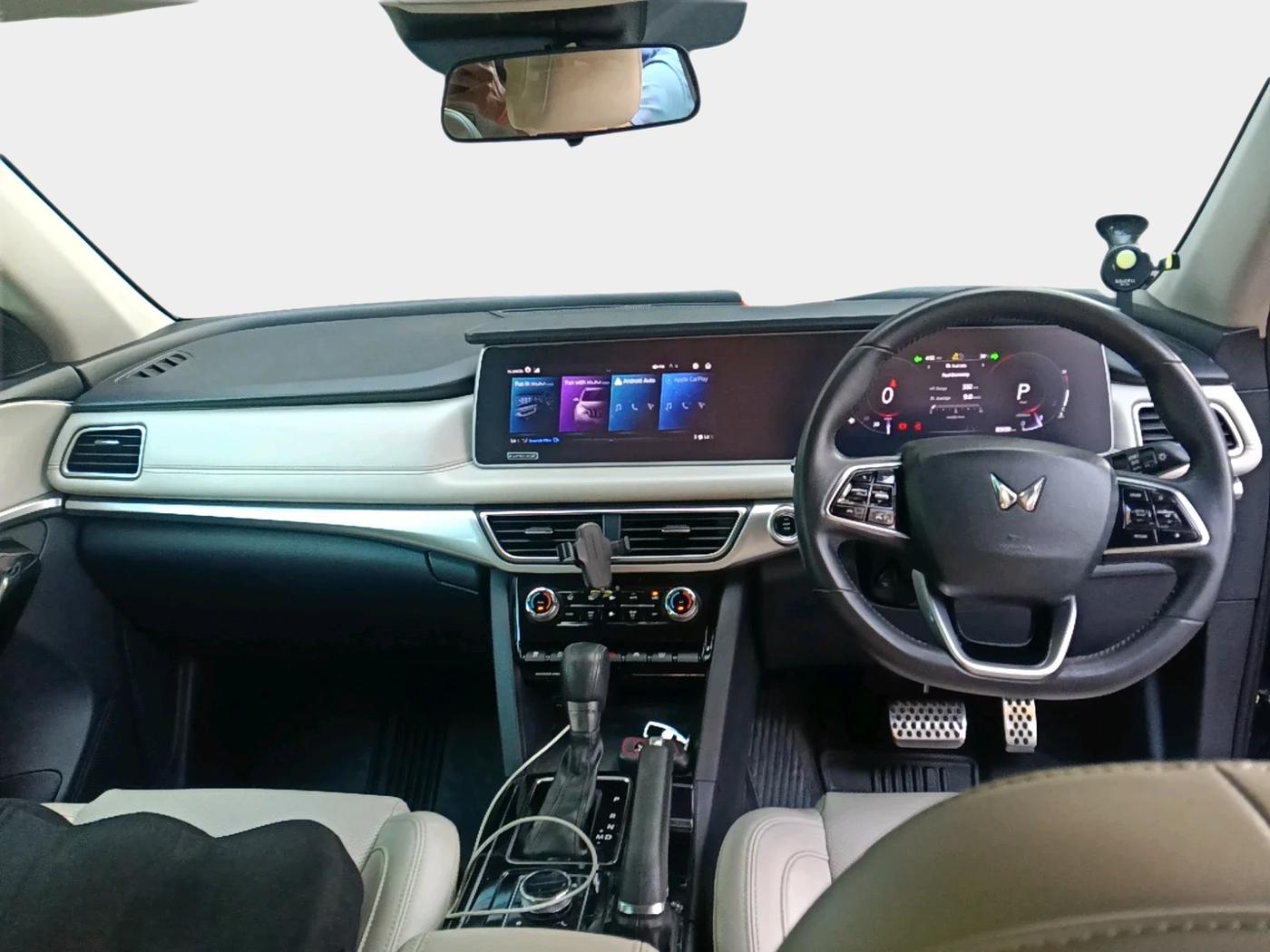 2021 Mahindra XUV700 AX 7 P AT 7 STR, Petrol, Automatic, 83,938 km, interior