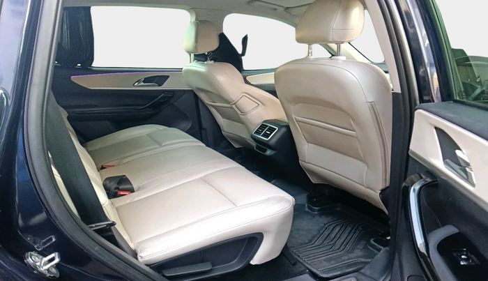 2021 Mahindra XUV700 AX 7 P AT 7 STR, Petrol, Automatic, 83,938 km, interior