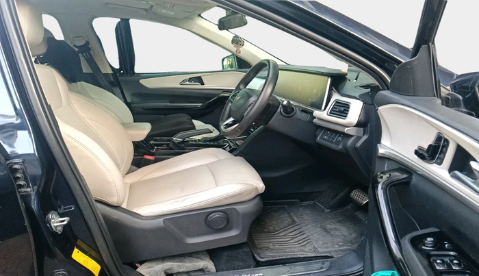 2021 Mahindra XUV700 AX 7 P AT 7 STR, Petrol, Automatic, 83,938 km, interior