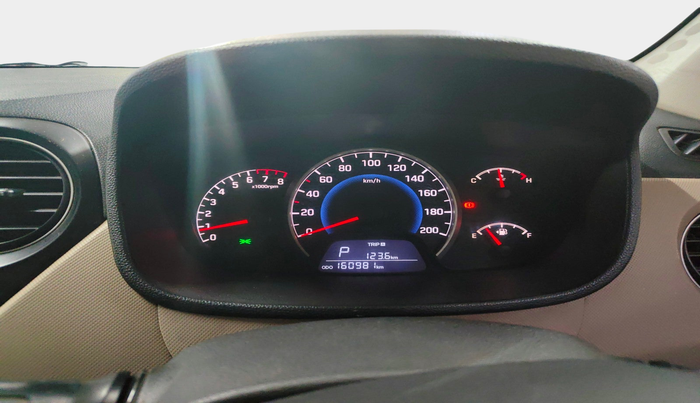 2017 Hyundai Grand i10 SPORTZ (O) AT 1.2 KAPPA VTVT, Petrol, Automatic, 1,60,981 km, interior