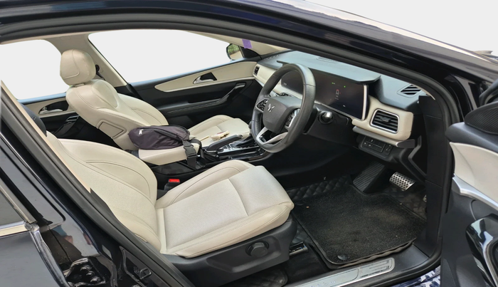 2023 Mahindra XUV700 AX 7 D AT 7 STR, Diesel, Automatic, 9,680 km, interior