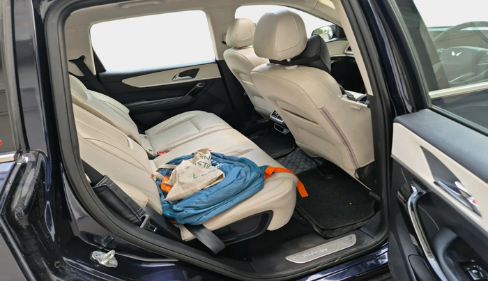 2023 Mahindra XUV700 AX 7 D AT 7 STR, Diesel, Automatic, 9,680 km, interior