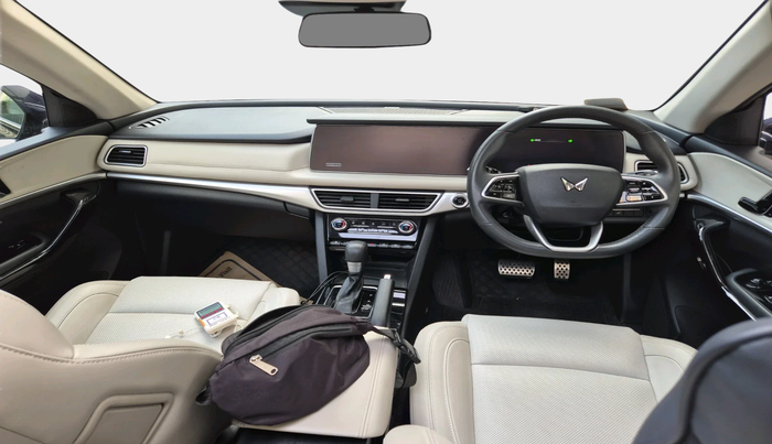 2023 Mahindra XUV700 AX 7 D AT 7 STR, Diesel, Automatic, 9,680 km, interior