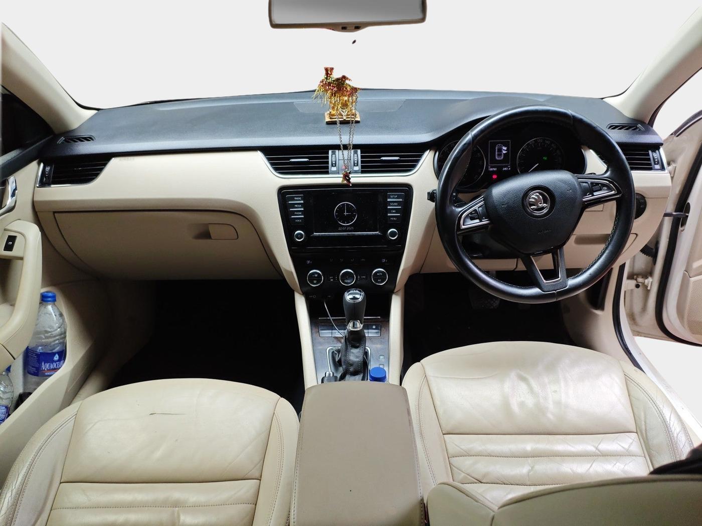 2015 Skoda Octavia 2.0 TDI CR STYLE PLUS AT, Diesel, Automatic, 1,30,767 km, interior