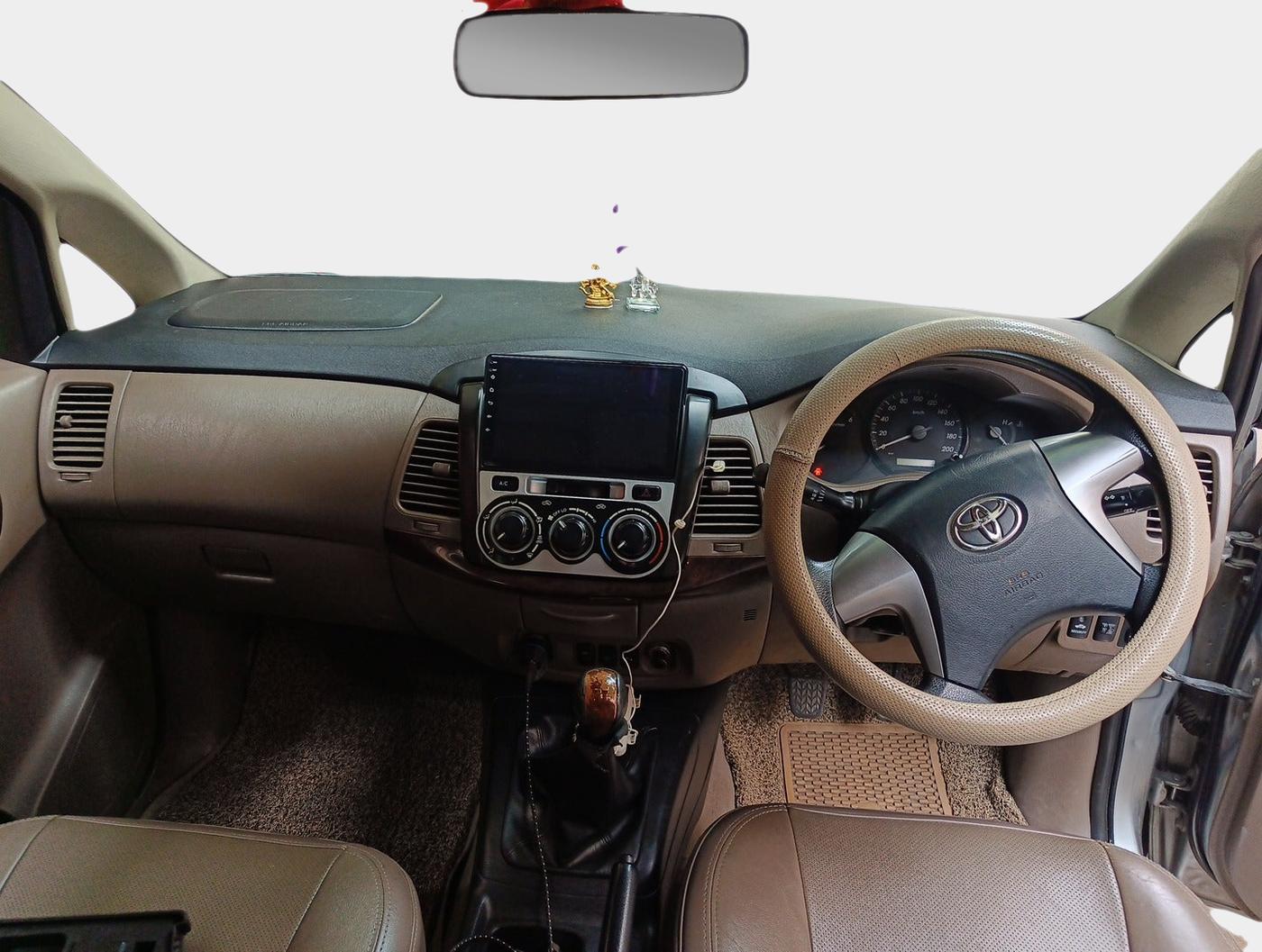 2015 Toyota Innova 2.5 GX 7 STR, Diesel, Manual, 1,72,261 km, interior