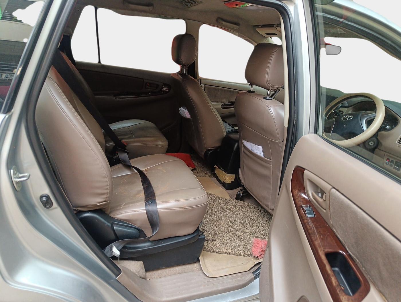 2015 Toyota Innova 2.5 GX 7 STR, Diesel, Manual, 1,72,261 km, interior