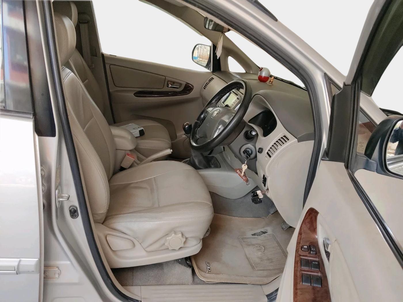 2013 Toyota Innova 2.5 VX 7 STR, Diesel, Manual, 1,75,381 km, interior