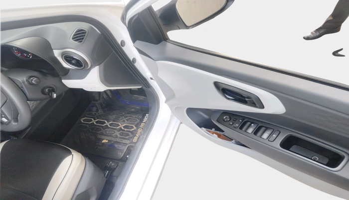 2024 Hyundai GRAND I10 NIOS MAGNA CORPORATE EDITION AMT 1.2 KAPPA VTVT, Petrol, Automatic, 10,766 km, interior