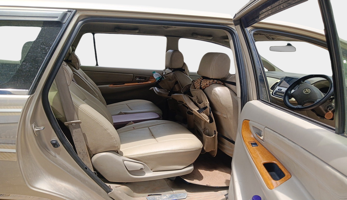 2011 Toyota Innova V 2.5 7 STR, Diesel, Manual, 1,12,838 km, interior