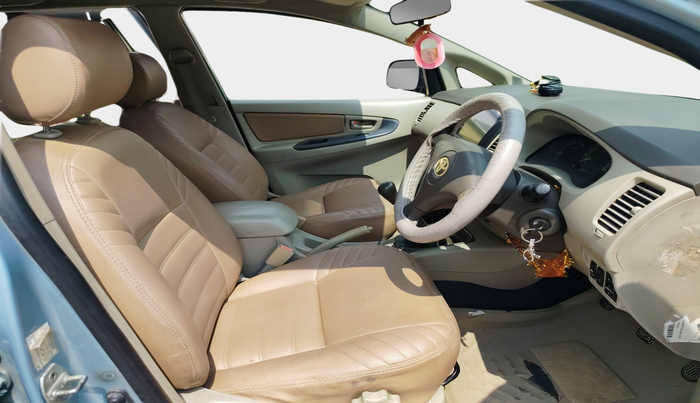 2010 Toyota Innova 2.5 G4 8 STR, Diesel, Manual, 2,76,932 km, interior