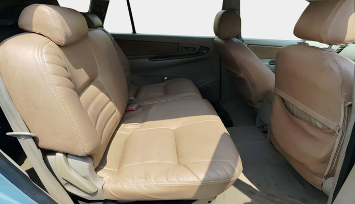 2010 Toyota Innova 2.5 G4 8 STR, Diesel, Manual, 2,76,932 km, interior
