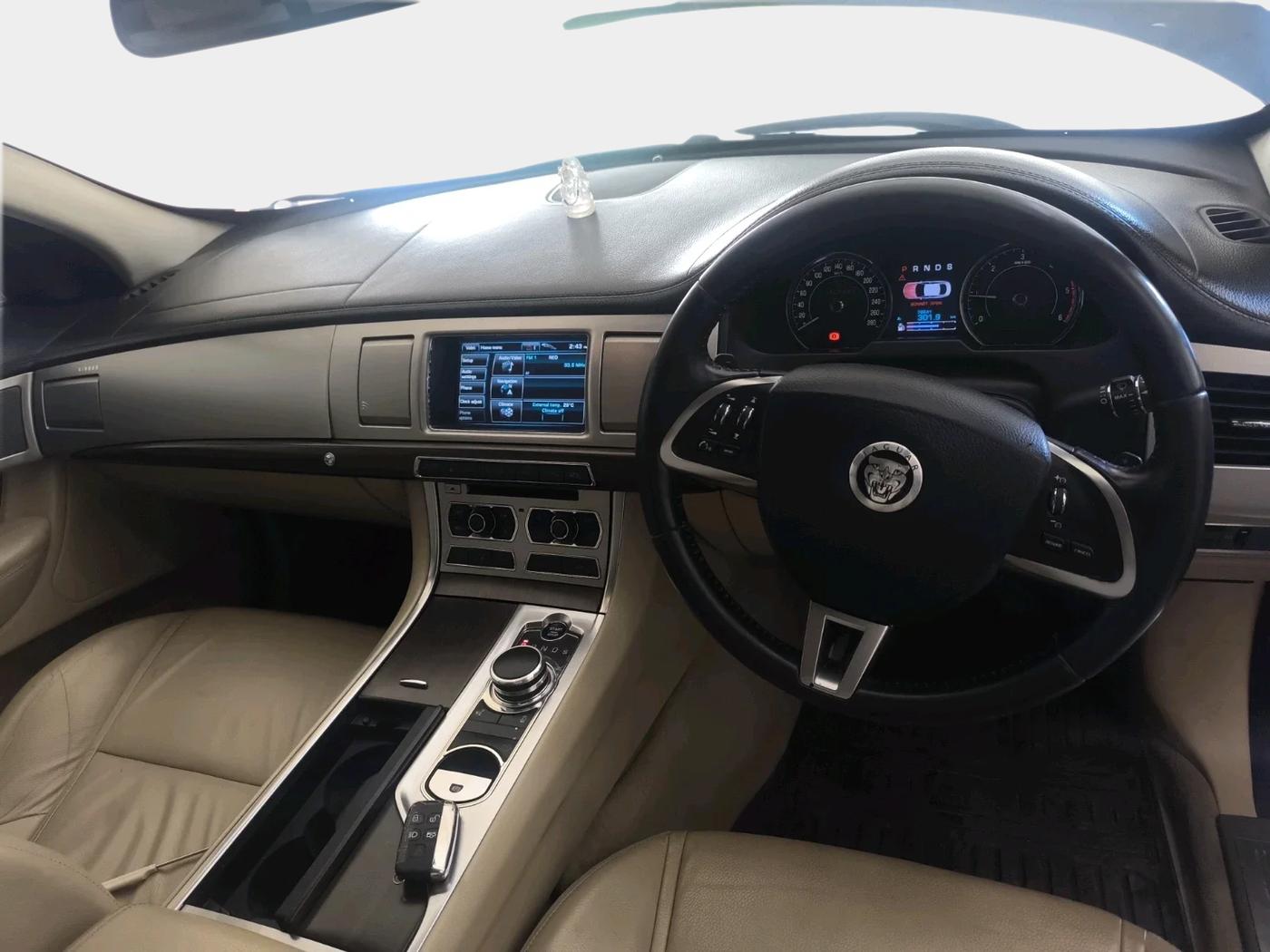 2013 Jaguar XF 2.2 DIESEL, Diesel, Automatic, 88,000 km, interior