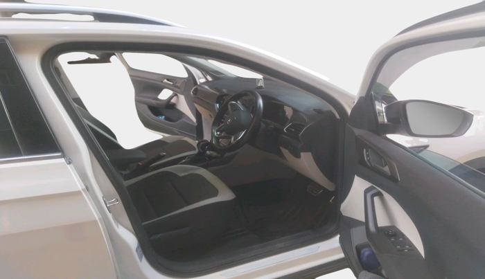 2022 Volkswagen TAIGUN TOPLINE 1.0 TSI AT, Petrol, Automatic, 37,025 km, interior