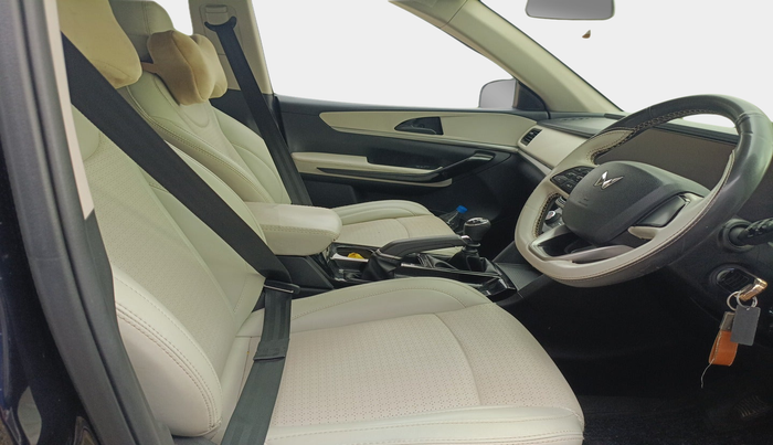 2023 Mahindra XUV700 AX 5 D MT 7 STR, Diesel, Manual, 58,000 km, interior