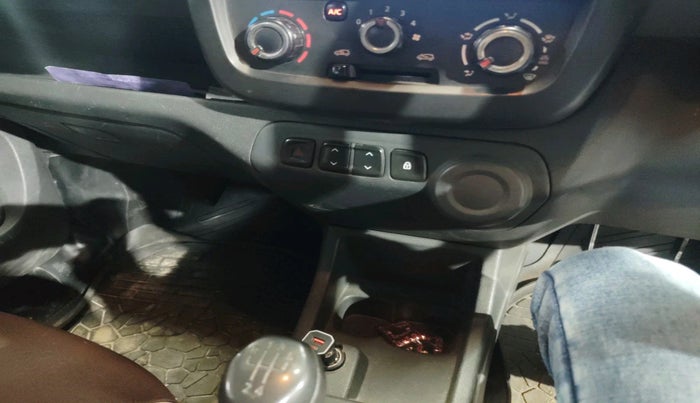 2016 Renault Kwid RXL, Petrol, Manual, 1,00,205 km, interior