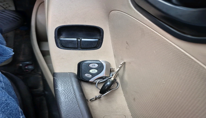 2013 Hyundai Eon MAGNA +, Petrol, Manual, 1,05,098 km, interior