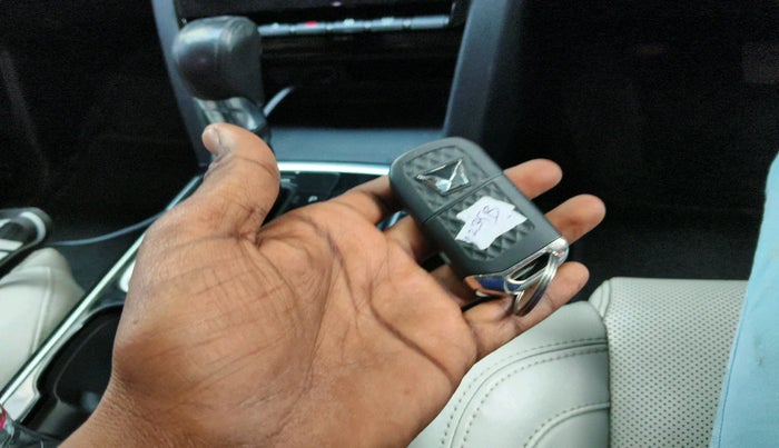 2021 Mahindra XUV700 AX 7 LUXURY P AT 7 STR, Petrol, Automatic, 49,766 km, interior