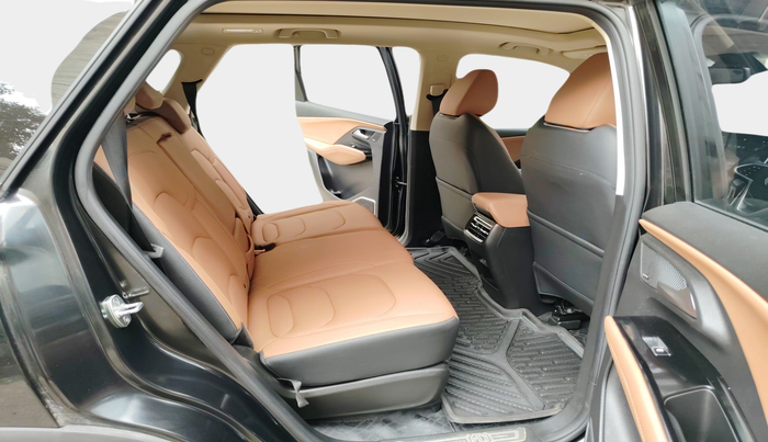 2023 MG HECTOR PLUS SHARP PRO 1.5 TURBO MT 7 STR, Petrol, Manual, 22,961 km, interior