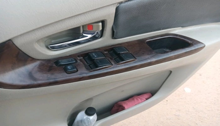 2012 Toyota Innova 2.5 VX 8 STR, Diesel, Manual, 1,80,725 km, interior