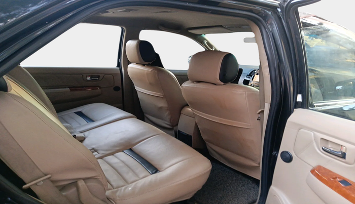 2010 Toyota Fortuner 3.0 4X4 MT, Diesel, Manual, 1,92,113 km, interior