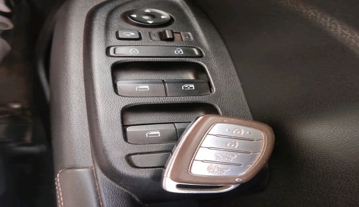 2019 Hyundai VENUE SX 1.0 (O) TURBO, Petrol, Manual, 52,658 km, interior