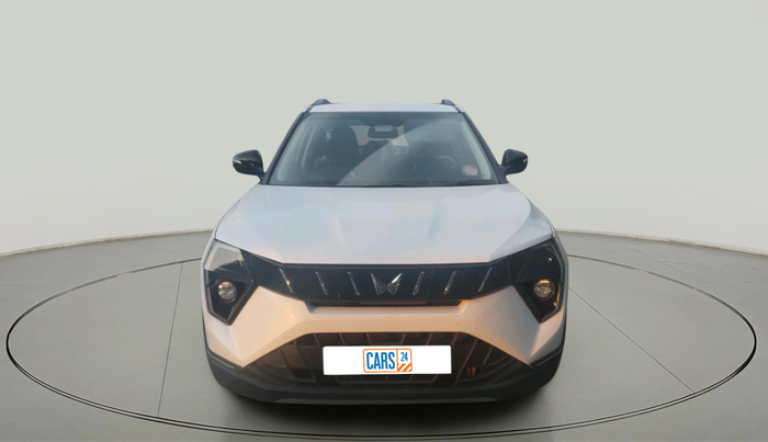 2025 Mahindra XUV 3XO AX5 1.2 L TCMPFi, Petrol, Manual, 3,143 km, exterior