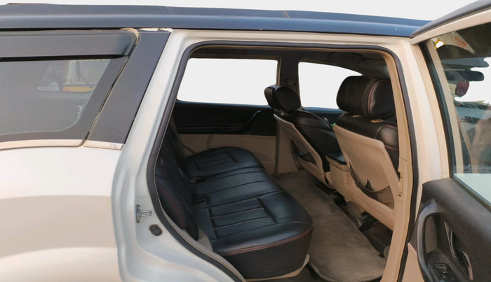 2016 Mahindra XUV500 W4, Diesel, Manual, 1,99,287 km, interior