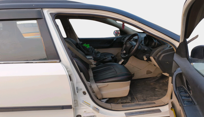 2016 Mahindra XUV500 W4, Diesel, Manual, 1,99,287 km, interior