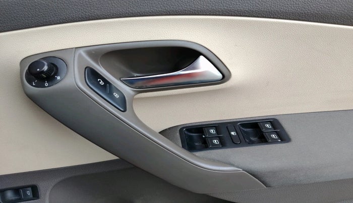 2011 Volkswagen Vento HIGHLINE 1.6 MPI, Petrol, Manual, 1,21,787 km, interior