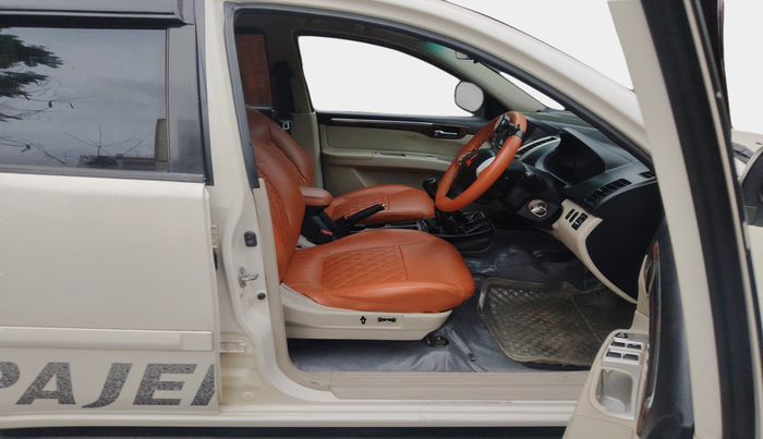 2013 Mitsubishi Pajero Sport 2.5 MT 4X4, Diesel, Manual, 1,47,582 km, interior