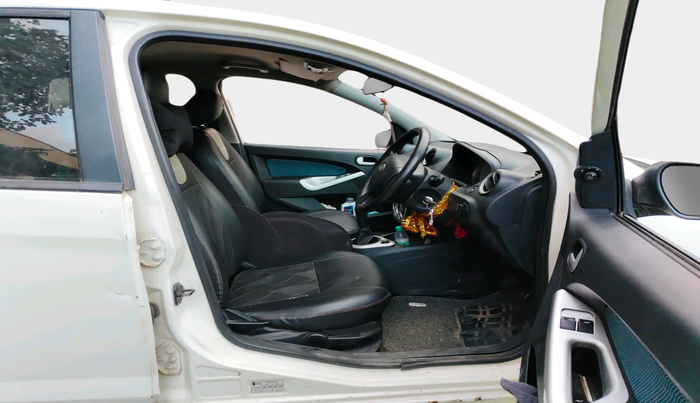 2015 Ford Figo TITANIUM 1.4 DIESEL, Diesel, Manual, 1,23,080 km, interior