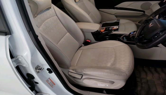 2025 Mahindra XUV400 EL Pro 39.4 KWH, Electric, Automatic, 13,512 km, interior