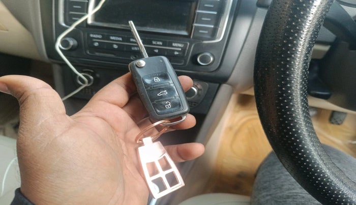 2013 Volkswagen Vento HIGHLINE DIESEL 1.6, Diesel, Manual, 1,64,971 km, interior