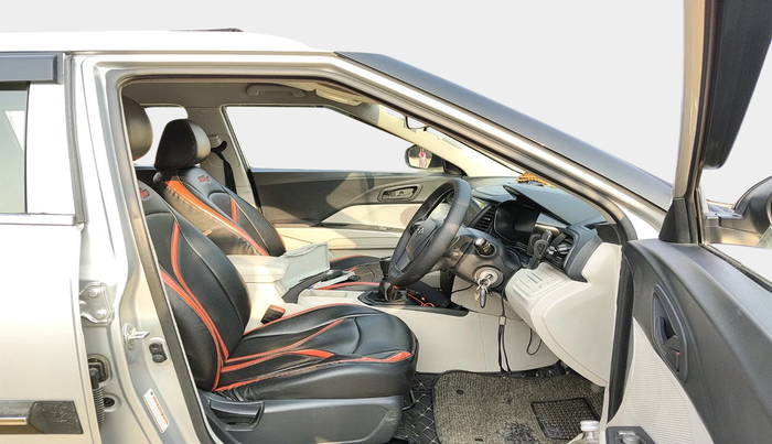 2020 Mahindra XUV300 W4 1.2 PETROL, Petrol, Manual, 56,450 km, interior