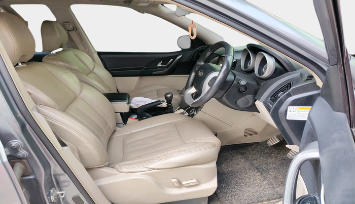 2015 Mahindra XUV500 W10, Diesel, Manual, 1,04,185 km, interior