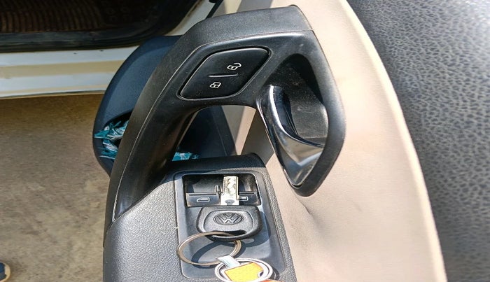 2011 Volkswagen Polo TRENDLINE 1.2L DIESEL, Diesel, Manual, 1,24,603 km, interior