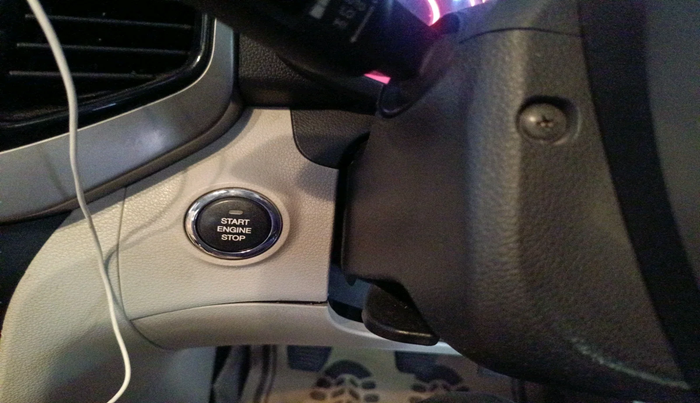 2019 Mahindra XUV300 W8 (O) 1.2 PETROL, Petrol, Manual, 63,796 km, interior