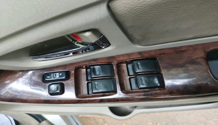 2013 Toyota Innova 2.5 VX 8 STR, Diesel, Manual, 3,28,829 km, interior