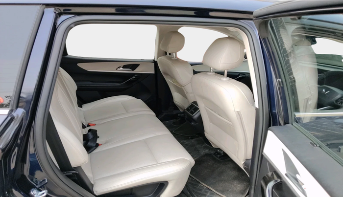 2023 Mahindra XUV700 AX 7 LUXURY D AT 7 STR, Diesel, Automatic, 40,596 km, interior