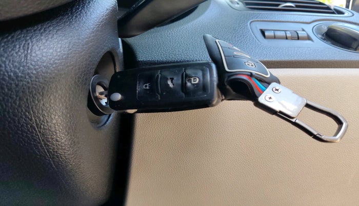 2010 Volkswagen Polo HIGHLINE1.2L, Petrol, Manual, 1,14,263 km, interior