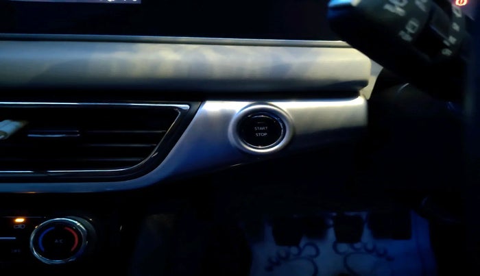 2024 Mahindra XUV700 AX7 Petrol MT 7 STR, Petrol, Manual, 15,288 km, interior