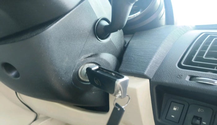 2016 Mahindra XUV500 W4, Diesel, Manual, 1,43,599 km, interior