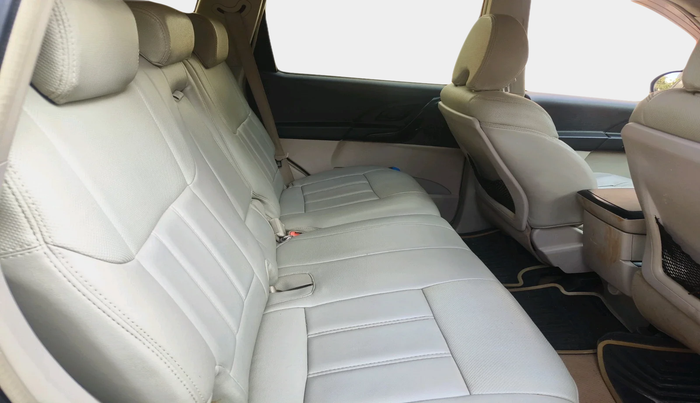 2016 Mahindra XUV500 W4, Diesel, Manual, 1,43,599 km, interior