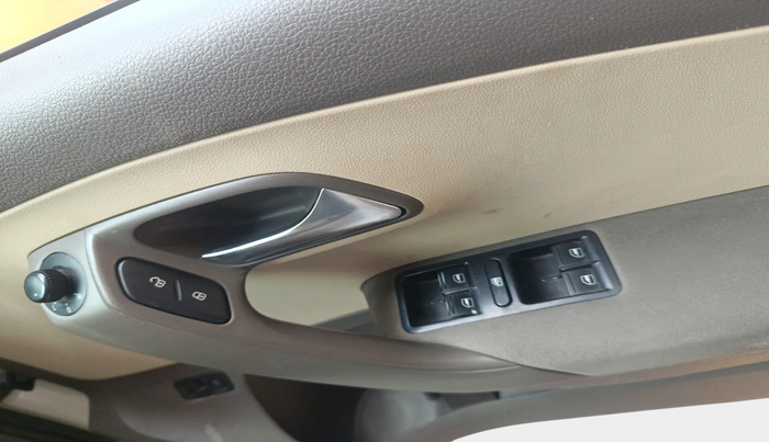 2011 Volkswagen Vento HIGHLINE 1.6 MPI, Petrol, Manual, 1,59,020 km, interior