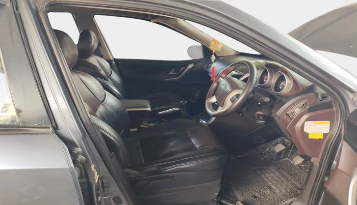 2014 Mahindra XUV500 W8, Diesel, Manual, 1,00,389 km, interior