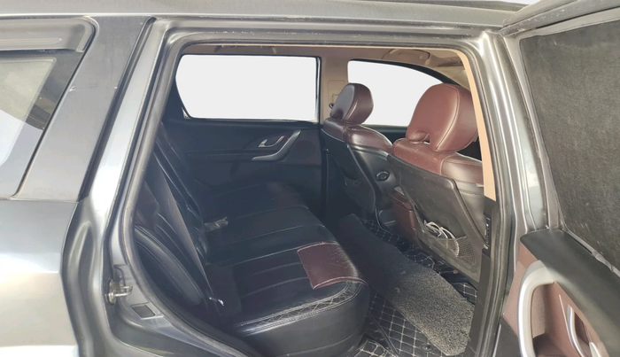 2014 Mahindra XUV500 W8, Diesel, Manual, 1,00,389 km, interior
