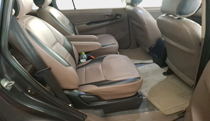 2016 Toyota Innova 2.5 GX 7 STR, Diesel, Manual, 1,23,259 km, interior