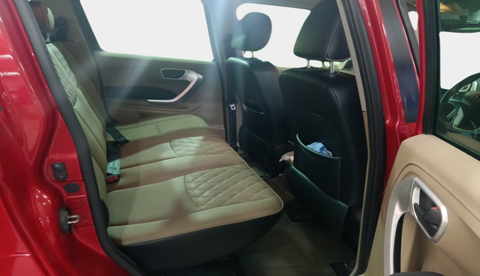 2018 Mahindra TUV300 T10, Diesel, Manual, 1,34,707 km, interior
