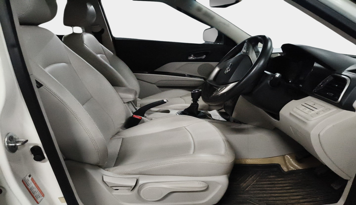 2022 Mahindra XUV300 W8 (O) 1.2 PETROL, Petrol, Manual, 32,367 km, interior