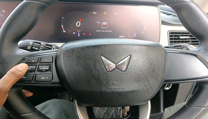 2022 Mahindra XUV700 AX 5 P MT 7 STR, Petrol, Manual, 39,934 km, interior